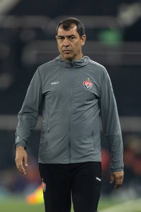 Soccer - Brasileirao 2025 - Botafogo 0:0 Vitoria RIO DE JANEIRO, BRAZIL - JULY 16: FABIO CARILLE, Head Coach of Vitoria, looks on during the match between Botafogo and Vitoria as part of Brasileirao 2025 at Estadio Olimpico Nilton Santos on July 16, 2025 in Rio de Janeiro, Brazil. Rio de Janeiro Estadio Olimpico Nilton Santos Brazil Copyright: xRuanoxCarneiroxRuanoxCarneirox