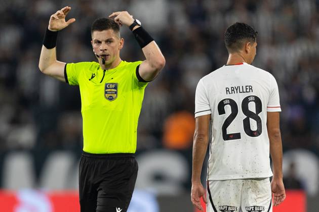 Soccer - Brasileirao 2025 - Botafogo 0:0 Vitoria RIO DE JANEIRO, BRAZIL - JULY 16: The Referee LUCAS CASAGRANDE gestures during the match between Botafogo and Vitoria as part of Brasileirao 2025 at Estadio Olimpico Nilton Santos on July 16, 2025 in Rio de Janeiro, Brazil. Rio de Janeiro Estadio Olimpico Nilton Santos Brazil Copyright: xRuanoxCarneiroxRuanoxCarneirox