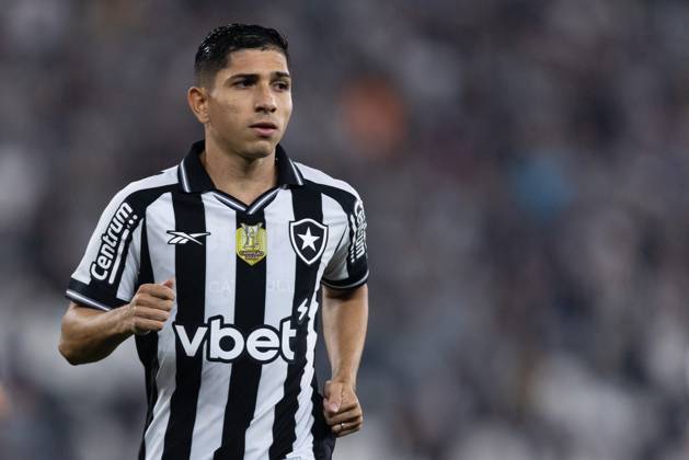 Soccer - Brasileirao 2025 - Botafogo 0:0 Vitoria RIO DE JANEIRO, BRAZIL - JULY 16: JEFFERSON SAVARINO of Botafogo looks on during the match between Botafogo and Vitoria as part of Brasileirao 2025 at Estadio Olimpico Nilton Santos on July 16, 2025 in Rio de Janeiro, Brazil. Rio de Janeiro Estadio Olimpico Nilton Santos Brazil Copyright: xRuanoxCarneiroxRuanoxCarneirox