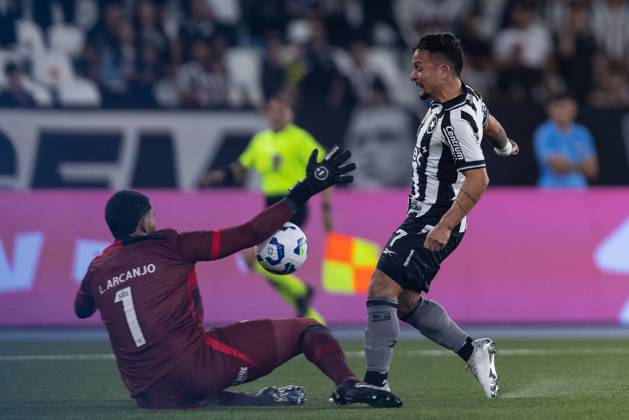Soccer - Brasileirao 2025 - Botafogo 0:0 Vitoria RIO DE JANEIRO, BRAZIL - JULY 16: ARTHUR of Botafogo kicks the ball during the match between Botafogo and Vitoria as part of Brasileirao 2025 at Estadio Olimpico Nilton Santos on July 16, 2025 in Rio de Janeiro, Brazil. Rio de Janeiro Estadio Olimpico Nilton Santos Brazil Copyright: xRuanoxCarneiroxRuanoxCarneirox