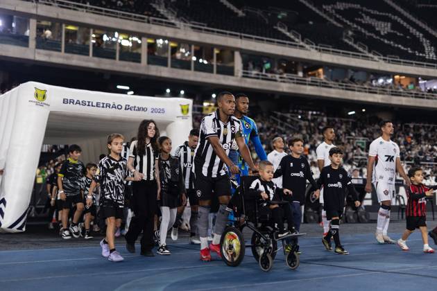 Soccer - Brasileirao 2025 - Botafogo 0:0 Vitoria RIO DE JANEIRO, BRAZIL - JULY 16: MARLON FREITAS of Botafogo enters the pitch prior to the match between Botafogo and Vitoria as part of Brasileirao 2025 at Estadio Olimpico Nilton Santos on July 16, 2025 in Rio de Janeiro, Brazil. Rio de Janeiro Estadio Olimpico Nilton Santos Brazil Copyright: xRuanoxCarneiroxRuanoxCarneirox