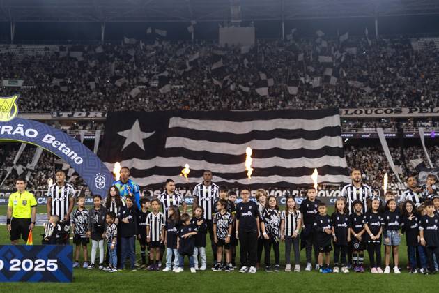 Soccer - Brasileirao 2025 - Botafogo 0:0 Vitoria RIO DE JANEIRO, BRAZIL - JULY 16: PLAYERS of Botafogo line up for the national anthem prior to the match between Botafogo and Vitoria as part of Brasileirao 2025 at Estadio Olimpico Nilton Santos on July 16, 2025 in Rio de Janeiro, Brazil. Rio de Janeiro Estadio Olimpico Nilton Santos Brazil Copyright: xRuanoxCarneiroxRuanoxCarneirox