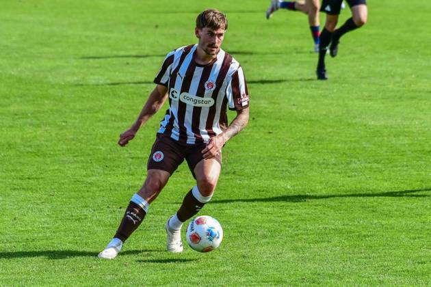 Connor Metcalfe ( Pauli ) am Ball Deutschland , Malente , Uwe Seeler Fußball Park , Fussball , 1. Bundesliga , Testspiel , Silkeborg IF - FC St Pauli