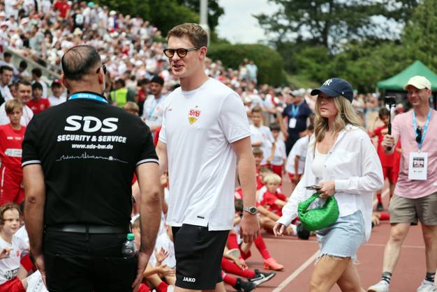 12.07.25 SV Fellbach - VfB Stuttgart Deutschland, Stuttgart, 12.07.2025, Fussball, Bundesliga, Testspiel, SV Fellbach - VfB Stuttgart: Alexander Nübel (VfB Stuttgart) mit Freundin Eileen.