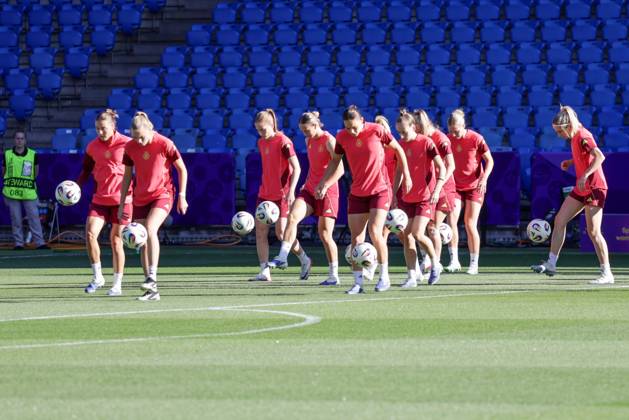 18.07.2025, xgrfx, Fussball Medientermine, Deutschland - Pressekonferenz und Abschlusstraining v.l. Die deutsche Nationalmannschaft beim Abschlusstraining vor dem Spiel gegen Frankreich. (Deutsche Frauennationalmannschaft) (DFL DFB REGULATIONS PROHIBIT ANY USE OF PHOTOGRAPHS as IMAGE SEQUENCES and or QUASI-VIDEO) St. Jakob Park