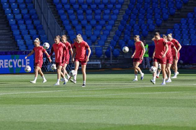 18.07.2025, xgrfx, Fussball Medientermine, Deutschland - Pressekonferenz und Abschlusstraining v.l. Die deutsche Nationalmannschaft beim Abschlusstraining vor dem Spiel gegen Frankreich. (Deutsche Frauennationalmannschaft) (DFL DFB REGULATIONS PROHIBIT ANY USE OF PHOTOGRAPHS as IMAGE SEQUENCES and or QUASI-VIDEO) St. Jakob Park