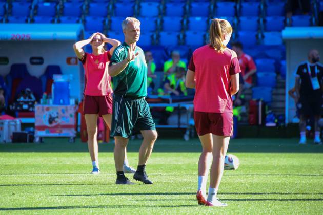 18.07.2025, xgrfx, Fussball Medientermine, Deutschland - Pressekonferenz und Abschlusstraining v.l. Christian Wück leitet das Training der Nationalmannschaft. (Deutsche Frauennationalmannschaft) (DFL DFB REGULATIONS PROHIBIT ANY USE OF PHOTOGRAPHS as IMAGE SEQUENCES and or QUASI-VIDEO) St. Jakob Park