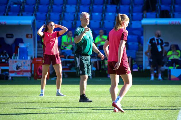 18.07.2025, xgrfx, Fussball Medientermine, Deutschland - Pressekonferenz und Abschlusstraining v.l. Christian Wück leitet das Training der Nationalmannschaft. (Deutsche Frauennationalmannschaft) (DFL DFB REGULATIONS PROHIBIT ANY USE OF PHOTOGRAPHS as IMAGE SEQUENCES and or QUASI-VIDEO) St. Jakob Park