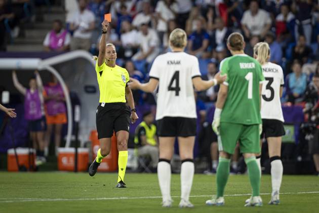 FOOTBALL: FEMININ France vs Allemagne - UEFA EURO, EM, Europameisterschaft,Fussball 2025 Quarts de finale - 19 07 2025 la joueuse Rebecca Knaak 4 recoit un carton Rougue. lors du match Quarts de finale du Championnat d Europe de football fà minin EURO 2025 entre France et Allemagne. St. Jakob Park in Basel - Suisse 19 07 2025 Copyright: xx
