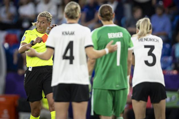 FOOTBALL: FEMININ France vs Allemagne - UEFA EURO, EM, Europameisterschaft,Fussball 2025 Quarts de finale - 19 07 2025 la joueuse Rebecca Knaak 4 recoit un carton Rougue. lors du match Quarts de finale du Championnat d Europe de football fà minin EURO 2025 entre France et Allemagne. St. Jakob Park in Basel - Suisse 19 07 2025 Copyright: xx