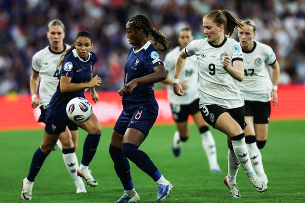 Fussball, UEFA Women™s EURO 2025 Viertelfinale Frankreich - Deutschland 19.07.2025, St. Jakob Park Basel Sydney Lohmann (Deutschland, 8) Sjoeke Nüsken (Deutschland, 9) Basel St. Jakob Park Schweiz