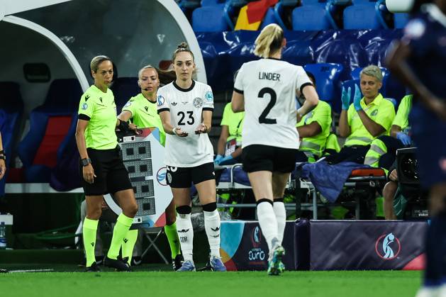 Fussball, UEFA Women™s EURO 2025 Viertelfinale Frankreich - Deutschland 19.07.2025, St. Jakob Park Basel Sophia Kleinherne (Deutschland, 23) kommt für Sarai Linder (Deutschland, 2) ins Spiel Basel St. Jakob Park Schweiz