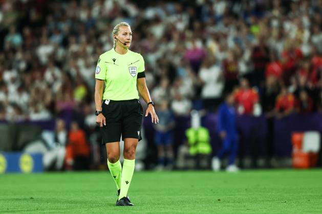 Fussball, UEFA Women™s EURO 2025 Viertelfinale Frankreich - Deutschland 19.07.2025, St. Jakob Park Basel Tess Olofsson (Schiedsrichterin) Basel St. Jakob Park Schweiz