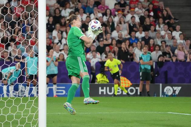 Torfrau Ann-Katrin Berger (Deutschland, 1) haelt - Basel 19.07.2025: Frankreich vs. Deutschland, St. Jakobs Park, Womens Euro 2025, Viertelfinale