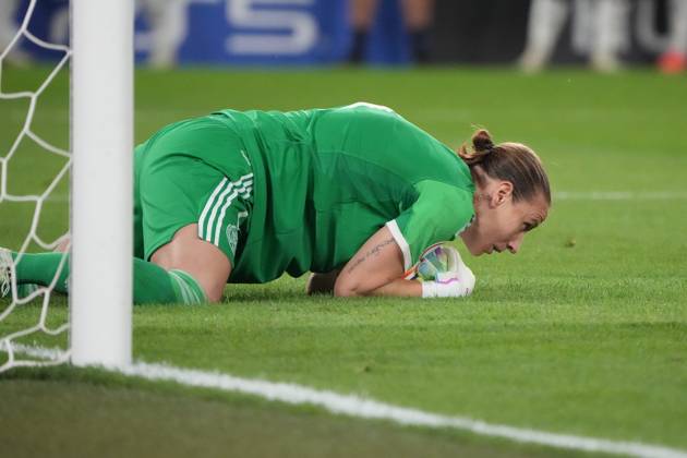 Torfrau Ann-Katrin Berger (Deutschland, 1) haelt - Basel 19.07.2025: Frankreich vs. Deutschland, St. Jakobs Park, Womens Euro 2025, Viertelfinale