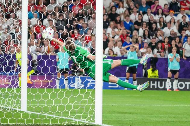 Torfrau Ann-Katrin Berger (Deutschland, 1) holt die Bogenlampe aus dem Tor und verhindert das 1:2 - Basel 19.07.2025: Frankreich vs. Deutschland, St. Jakobs Park, Womens Euro 2025, Viertelfinale