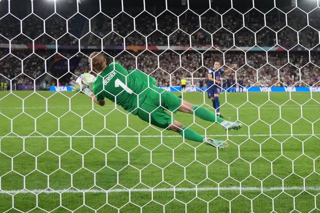 Torfrau Ann-Katrin Berger (Deutschland, 1) haelt gegen Amel Majri (Frankreich, France, 10) - Basel 19.07.2025: Frankreich vs. Deutschland, St. Jakobs Park, Womens Euro 2025, Viertelfinale