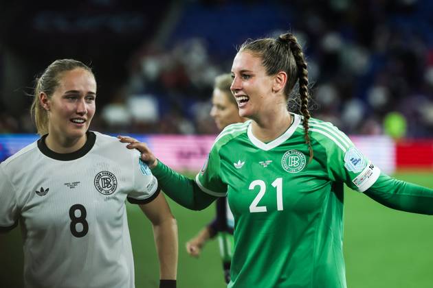 Fussball, UEFA Women™s EURO 2025 Viertelfinale Frankreich - Deutschland 19.07.2025, St. Jakob Park Basel Sydney Lohmann (Deutschland, 8) Ena Mahmutovic (Deutschland, 21) Basel St. Jakob Park Schweiz