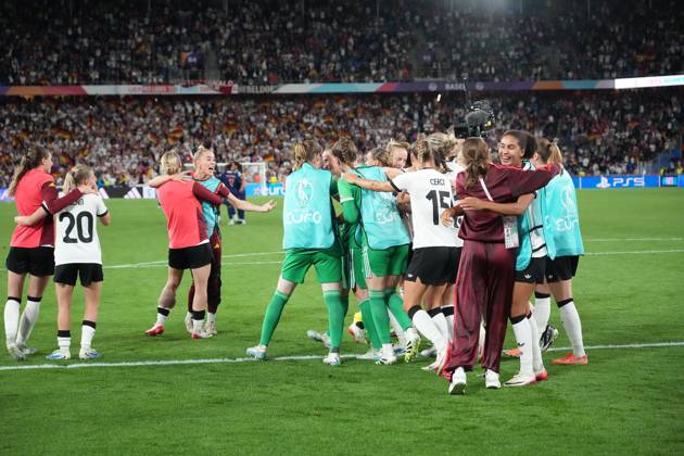 Torfrau Ann-Katrin Berger (Deutschland, 1) haelt den entscheidenden Elfmeter gegen Alice Sombath (Frankreich, France, 4) und jubelt mit der Mannschaft über das 6:5 und den Halbfinaleinzug - Basel 19.07.2025: Frankreich vs. Deutschland, St. Jakobs Park, Womens Euro 2025, Viertelfinale