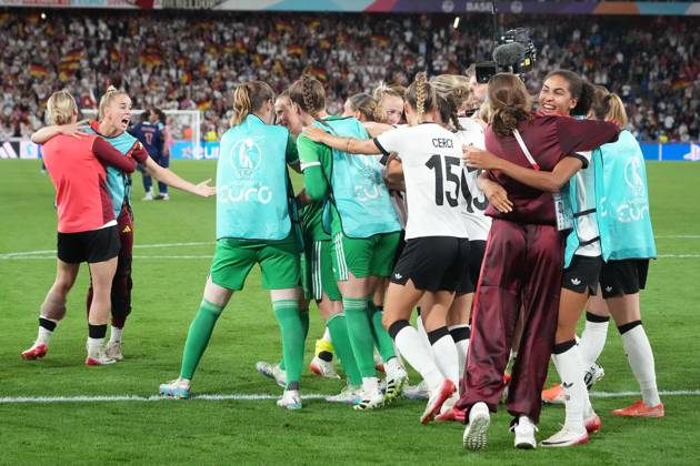 Torfrau Ann-Katrin Berger (Deutschland, 1) haelt den entscheidenden Elfmeter gegen Alice Sombath (Frankreich, France, 4) und jubelt mit der Mannschaft über das 6:5 und den Halbfinaleinzug - Basel 19.07.2025: Frankreich vs. Deutschland, St. Jakobs Park, Womens Euro 2025, Viertelfinale