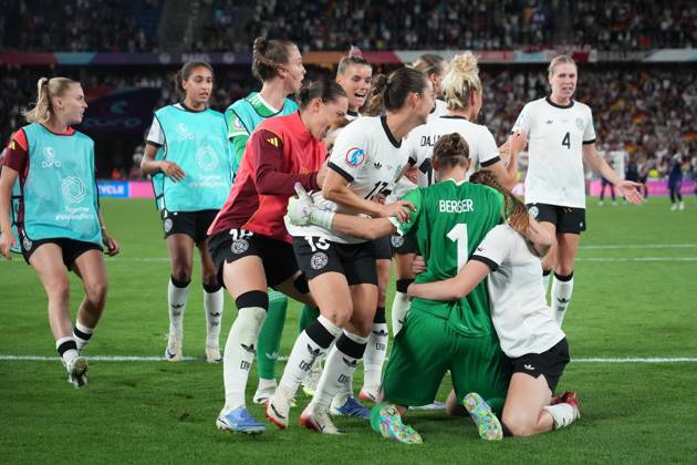 Torfrau Ann-Katrin Berger (Deutschland, 1) haelt den entscheidenden Elfmeter gegen Alice Sombath (Frankreich, France, 4) und jubelt mit der Mannschaft über das 6:5 und den Halbfinaleinzug - Basel 19.07.2025: Frankreich vs. Deutschland, St. Jakobs Park, Womens Euro 2025, Viertelfinale