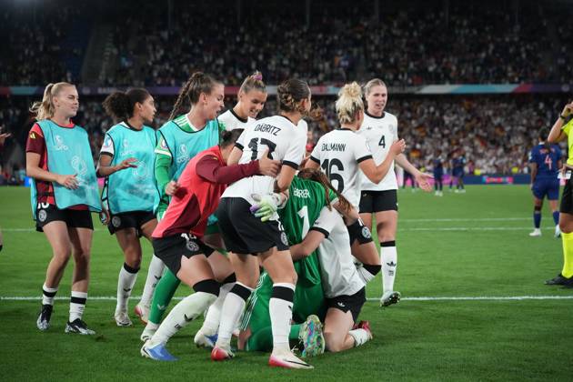 Torfrau Ann-Katrin Berger (Deutschland, 1) haelt den entscheidenden Elfmeter gegen Alice Sombath (Frankreich, France, 4) und jubelt mit der Mannschaft über das 6:5 und den Halbfinaleinzug - Basel 19.07.2025: Frankreich vs. Deutschland, St. Jakobs Park, Womens Euro 2025, Viertelfinale