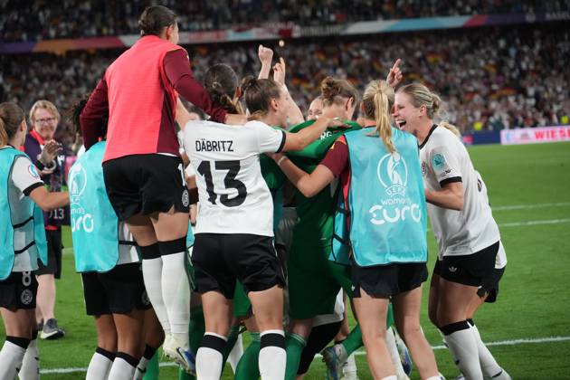Torfrau Ann-Katrin Berger (Deutschland, 1) haelt den entscheidenden Elfmeter gegen Alice Sombath (Frankreich, France, 4) und jubelt mit der Mannschaft über das 6:5 und den Halbfinaleinzug - Basel 19.07.2025: Frankreich vs. Deutschland, St. Jakobs Park, Womens Euro 2025, Viertelfinale