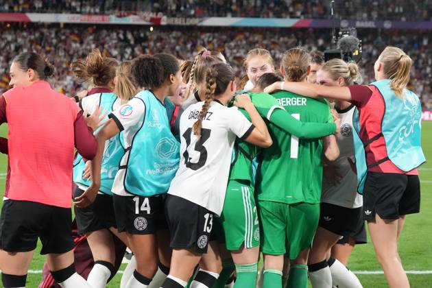 Torfrau Ann-Katrin Berger (Deutschland, 1) haelt den entscheidenden Elfmeter gegen Alice Sombath (Frankreich, France, 4) und jubelt mit der Mannschaft über das 6:5 und den Halbfinaleinzug - Basel 19.07.2025: Frankreich vs. Deutschland, St. Jakobs Park, Womens Euro 2025, Viertelfinale