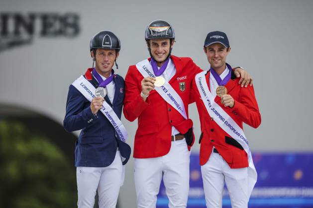 LA CORUNA, SPANIEN 20250720 Medaljörerna Scott Brash (silver), Richard Vogel (guld) och Gilles Thomas (brons) under prisutdelningen av söndagens individuella final FEI europeiska mästerskapet i hoppning i A Coruna, Spanien.