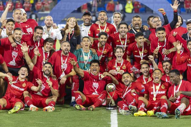 July 20, 2025, Carson, California, USA: Club Deportivo Toluca players celebrate with their trophy after defeating the Club America during Liga MX 2025 CampeoÂ³n de Campeones soccer match at Dignity Health Sports Park, July 20, 2025 in Carson, Calif. Carson USA - ZUMAc68_ 20250720_zaf_c68_028 Copyright: xRingoxChiux
