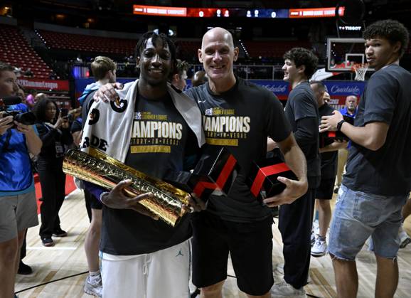 NBA, Basketball Herren, USA 2K26 Summer League Championship: Sacramento Kings vs Charlotte Hornets LAS VEGAS, NEVADA - JULY 20: Head Coach Chris Jent and Damion Baugh pose as Charlotte Hornets team wins the championship game of NBA 2K26 Summer League against Sacramento Kings at Thomas & Mack Center in Las Vegas, Nevada, United States on July 20, 2025. Tayfun Coskun Anadolu Las Vegas United States. Editorial use only. Please get in touch for any other usage.  Copyright: x2025xAnadoluxTayfunxCoskunx