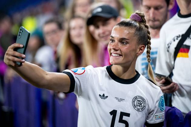 Selina Cerci (Deutschland, 15) macht Selfies mit den Fans, SUI, Frankreich vs Deutschland, Fussball, UEFA Womens Euro 2025, Viertelfinale, 19.07.2025 SUI, Frankreich vs Deutschland, Fussball, UEFA Womens Euro 2025, Viertelfinale, 19.07.2025 Basel Copyright: xEibner-Pressefoto Memmlerx EP_MMR