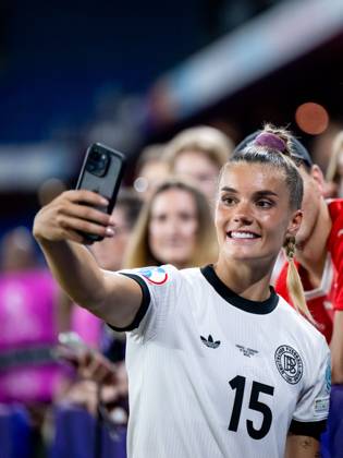 Selina Cerci (Deutschland, 15) macht Selfies mit den Fans, SUI, Frankreich vs Deutschland, Fussball, UEFA Womens Euro 2025, Viertelfinale, 19.07.2025 SUI, Frankreich vs Deutschland, Fussball, UEFA Womens Euro 2025, Viertelfinale, 19.07.2025 Basel Copyright: xEibner-Pressefoto Memmlerx EP_MMR