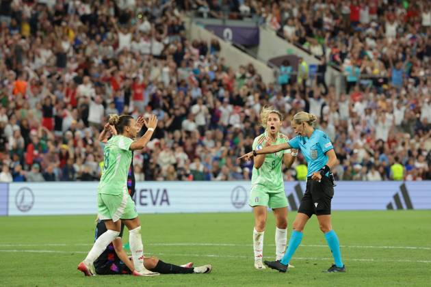Geneva, Switzerland, 22nd July 2025. Beth Mead of England looks on as Arianna Caruso and Emma Severini of Italy react to the Referee Ivana Martincic of Croatia™s decision to award an extra time penalty during the England Women vs Italy Women UEFA Women s Euro semi final match at Stade De Geneve, Geneva. Picture credit should read: Jonathan Moscrop Sportimage EDITORIAL USE ONLY. No use with unauthorised audio, video, data, fixture lists, club league logos or live services. Online in-match use limited to 120 images, no video emulation. No use in betting, games or single club league player publications. SPI_055_JM_ENG_ITA_FEMM SPI-4027-0055