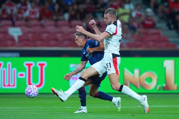 Arsenal FC V AC Milan - Pre-Season Friendly Match Leandro Trossard of Arsenal and Strahinja Pavlovic of AC Milan challenge for the ball during the pre-season friendly match between Arsenal FC and AC Milan at National Stadium in Singapore on July 23, 2025. Singapore Singapore Copyright: xSuhaimixAbdullahx originalFilename:abdullah-notitle250723_np1Cj