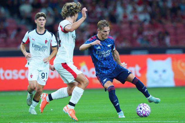 Arsenal FC V AC Milan - Pre-Season Friendly Match Martin Odegaard of Arsenal controls the ball during the pre-season friendly match between Arsenal FC and AC Milan at National Stadium in Singapore on July 23, 2025. Singapore Singapore Copyright: xSuhaimixAbdullahx originalFilename:abdullah-notitle250723_npbW1