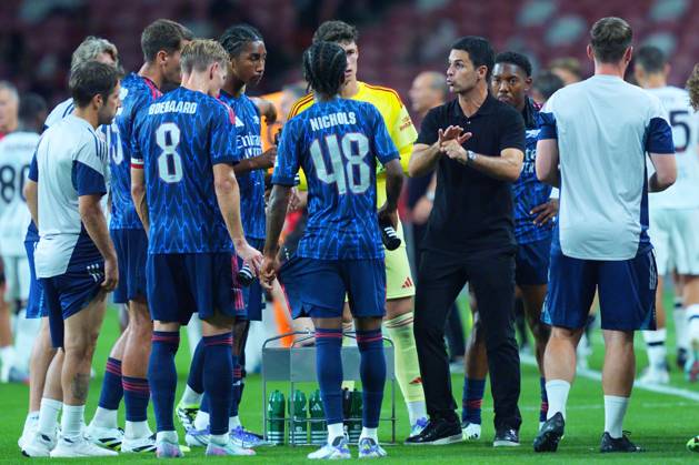 Arsenal FC V AC Milan - Pre-Season Friendly Match Mikel Arteta, Manager of Arsenal, talks to the team at the break during the pre-season friendly match between Arsenal FC and AC Milan at National Stadium in Singapore on July 23, 2025. Singapore Singapore Copyright: xSuhaimixAbdullahx originalFilename:abdullah-notitle250723_npeM0