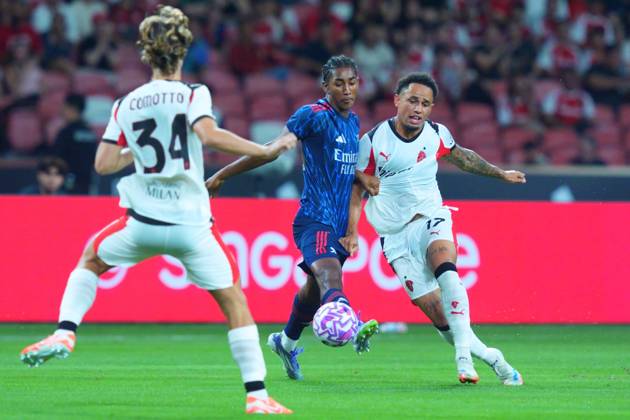 Arsenal FC V AC Milan - Pre-Season Friendly Match Noah Okafor of AC Milan and Marli Salmon of Arsenal challenge for the ball during the pre-season friendly match between Arsenal FC and AC Milan at National Stadium in Singapore on July 23, 2025. Singapore Singapore Copyright: xSuhaimixAbdullahx originalFilename:abdullah-notitle250723_npkaF