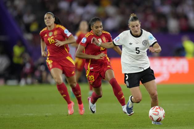 Germany v Spain - UEFA Women s EURO 2025 Semi-Final Carlotta Wamser forward of Germany and Eintracht Frankfurt Fußball AG and Salma Paralluelo forward of Spain and FC Barcelona, Barca compete for the ball during the UEFA Womens EURO 2025 Semi-Final match between Germany and Spain at Stadion Letzigrund on July 23, 2025 in Zurich, Switzerland. Zurich Switzerland  Copyright: xJosexBretonx originalFilename:bretonhernandez-germanyv250723_npfYP.jpg