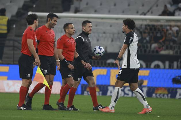 Match between Corinthians and Cruzeiro for the Brazilian championship Sao Paulo (SP), July 23, 2025 - Brazilian Corinthians vs Cruzeiro - Referee Alex Gomes Stefano and assistants Bruno Raphael Pires and Luiz Claudio Regazone during the match between Corinthians and Cruzeiro for the 16th round of the Brazilian Football Championship, on Wednesday night, July 23, 2025, at the Neo Quimica Arena, in Sao Paulo, SP. (Foto: Leco Viana Thenews2 imago images) SPO  Copyright: xLecoxVianax