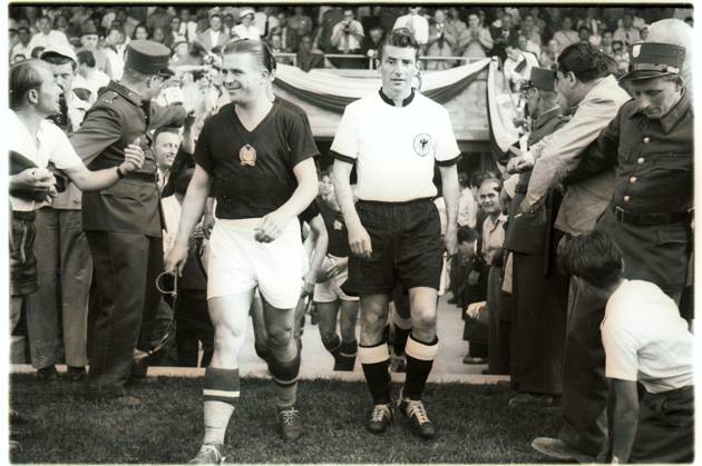 Fussballweltmeisterschaft in der Schweiz Finale Deutschland - Ungarn 3:2 (2:2) Die Mannschafte laufen ein. U.B.z. die beiden Mannschaftskapitaene Ferenc Puskas (links HUN) und Fritz Walter (rechts GER). 04.07.1954 in Bern (Wankdirf-Stadion) - Schweiz