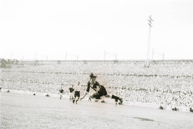 Fussballweltmeisterschaft in der Schweiz Finalrunde, Gruppe 2 Ungarn - Deutschland 8:3 (3:1) U.B.z. Torwart Heinz Kwiatkowski (GER). 20.06.1954 in Basel (St.-Jakob-Stadion) - Schweiz
