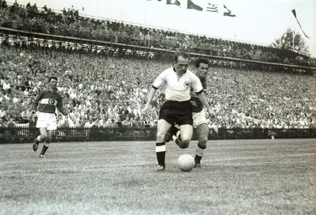 Fussballweltmeisterschaft in der Schweiz Finalrunde Gruppe 2 Deutschland - Tuerkei 4:1 (1:1) U.B.z. Bernie Klodt (vorn GER) 17.06.1954 in Bern (Wankdorf-Stadion) - Schweiz (Film-Nr.: 45723_19)
