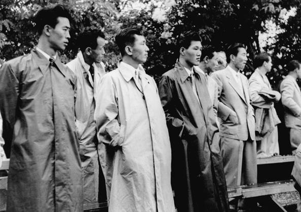 Fussballweltmeisterschaft in der Schweiz Finalrunde Gruppe 3 Oesterreich - Schottland 1:0 (1:0) Diesem Spiel wohnten auch die Koreaner bei, die mit Deutschland in Gruppe 2 spielten. U.B.z. Nationalspieler Choi Jung-min Chung (Dritter von rechts). 16.06.1954 in Zuerich (Hardturm-Stadion) - Schweiz