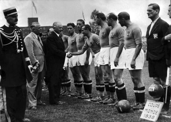 Fussballweltmeisterschaft in Italien Endspiel Italien - Ungarn 4:2 (3:1) Italien ist wieder Weltmeister! U.B.z. der italienische Verbandschef General Vaccaro (heller Anzug) stellt Frankreichs Staatspraesident Lebrun (dunkler Anzug) die italienischen Spieler vor darunter v.l. Alfredo Foni, Pietro Rava, Amedeo Biavati, Silvio Piola, Giovanni Ferrari und Giuseppe Meazza. Zwischen Vaccaro und Lebrun ist noch Michele Andreolo zu erkennen. Rechts stehen Linienrichter Gustav Krist (TCH) und nur halb zu sehen Schiedsrichter Georges Capdeville (FRA). 19.06.1938 in Paris (Stadion Colombes) - Frankreich