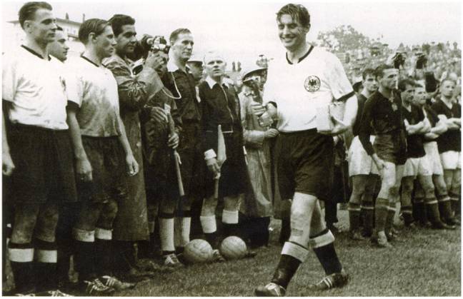 Fussballweltmeisterschaft in der Schweiz Finale Deutschland - Ungarn 3:2 (2:2) U.B.z. Kapitaen Fritz Walter (laechelnd GER) mit dem Jules-Rimet-Pokal und einem kleinen Kasten. V.l. sind Karl Mai und Max Morlock zu erkennen. 04.07.1954 in Bern (Wankdorf-Stadion) - Schweiz -Archiv