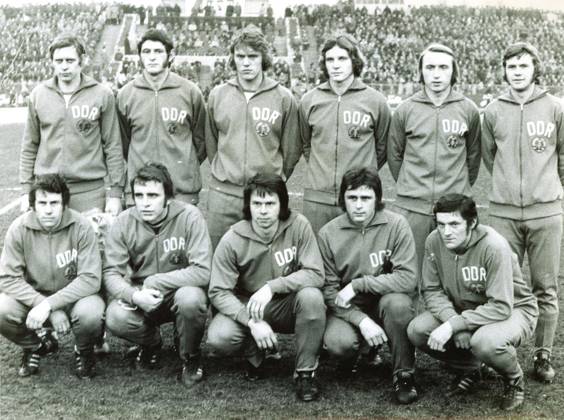 Fussballlaenderspiel Freundschaftsspiel DDR - Belgien 1:0 Die ostdeutsche Nationalmannschaft. U.B.z. stehend v.l. Bernd Bransch, Hans-Bert Matoul, Ruediger Schnuphase, Joachim Fritsche, Joachim Streich und Konrad Weise; hockend v.l. Eberhard Vogel, Juergen Croy, Juergen Sparwasser, Lothar Kurbjuweit und Reinhard Lauck. 13.03.1974 in Berlin (Friedrich-Ludwig-Jahn-Sportpark) - DDR