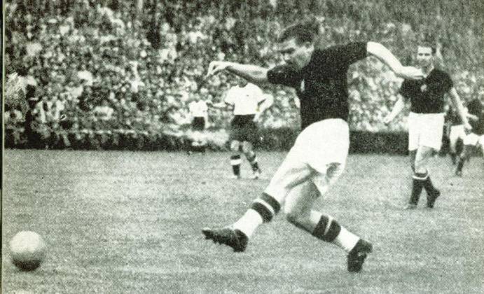 Fussballweltmeisterschaft in der Schweiz Finale Deutschland - Ungarn 3:2 (2:2) U.B.z. Ferenc Puskas (HUN), der das erste Tor fuer die Magyaren erzielt. 07.04.1954 in Bern (Wankdorf-Stadion) - Schweiz -Archiv