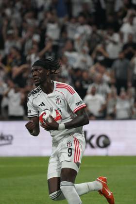 Tammy Abraham of Besiktas celebrates after scoring the first goal of his team during the UEFA Europa League 2025 26 Second Qualifying Round First Leg match between Besiktas and Shakhtar Donetsk at Tupras Stadium on July 24, 2025 in Istanbul, Turkey. Istanbul Tupras Stadium Turkey Copyright: xSeskimphotox Besiktas-Shakhtar240725 (9)
