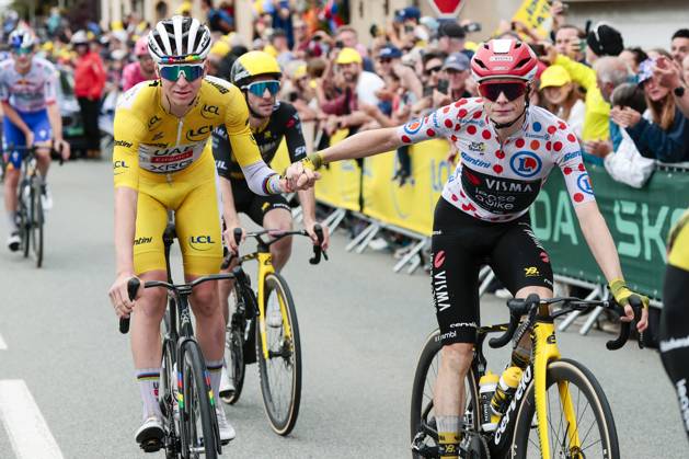 Sport Bilder des Tages Tour de France 2025 Stage 20 PONTARLIER, FRANCE - JULY 26 : Pogacar Tadej (SLO) of UAE Team Emirates - XRG, Vingegaard Jonas (DEN) of Team Visma - Lease a Bike at the finish line during stage 20 of the 112th edition of Tour de France an UCI World Tour 2.UWT cycling road race stage for Men Elite of 185 km with start in Nantua and finish in Pontarlier on July 26, 2025 in Pontarlier, France, 26 07 2025 ( Motordriver Kenny Verfaillie - Pontarlier France  Copyright: xLucaxBettinix